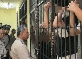 Personel Polsek Malalayang bersama Siswa Latja SPN Karombasan melaksanakan cek dan kontrol ruang tahanan Mako Polsek Malalayang