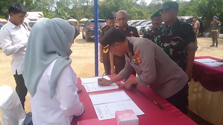 Unsur Forum Komunikasi Pimpinan Daerah (Forkopimda) Kabupaten Pali menghadiri giat Deklarasi Damai Calon Kepala Desa Se-Kabupaten Penukal Abab Lematang Ilir