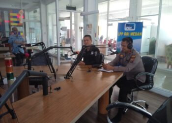 Kapolsek Delitua Kompol Dedy Dharma SH yang menjadi narasumber Dialog Interaktif Halo Polisi Polda Sumut di Channel 94,3 FM Pro 1 RRI Medan Jalan Gatot Subroto No. 214 Medan, Rabu (21/06). (Foto Dok/ Polda Sumut)