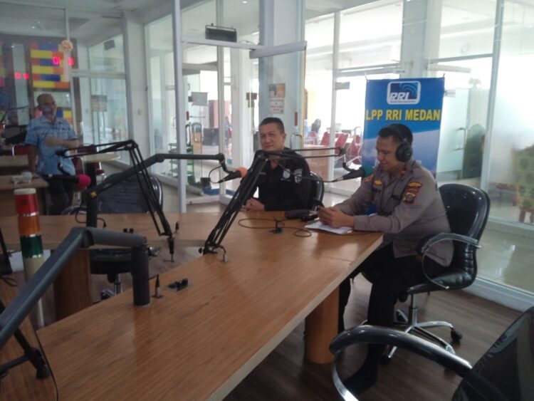 Kapolsek Delitua Kompol Dedy Dharma SH yang menjadi narasumber Dialog Interaktif Halo Polisi Polda Sumut di Channel 94,3 FM Pro 1 RRI Medan Jalan Gatot Subroto No. 214 Medan, Rabu (21/06). (Foto Dok/ Polda Sumut)