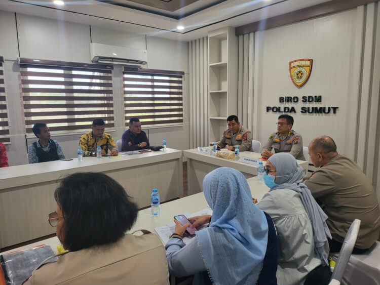 Tim Panitia Seleksi Polda Sumut membeberkan transparansi penerimaan terkait laporan enam casis Polwan di Mapolda Sumut, Selasa (20/6/2023). (Foto Dok/ Polda Sumut)