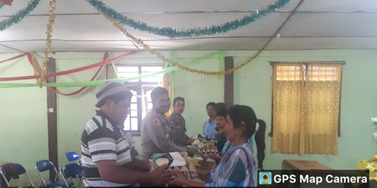 Polsek Parongil AKP Hotman Purba Dalam rangka menyambut memeriahkan hari Bhayangkara ke 77 yang jatuh pada tanggal, 1 Juli nanti, jajaran personel Polsek Parongil Dairi melakukan giat bakti sosial (Baksos) ke jemaah Gereja GSJA Desa Lae Parira Yang Diterima langsung Oleh Para jemaah Gereja GSJA Desa lae Parira. Rabu, (21/6/2023).