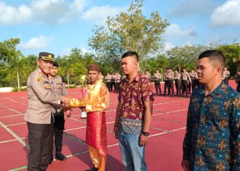 Prosesi penyerahan Piala serta piagam penghargaan kepada pemenang lomba Satkamling.