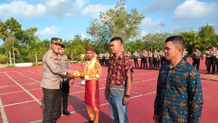 Prosesi penyerahan Piala serta piagam penghargaan kepada pemenang lomba Satkamling.