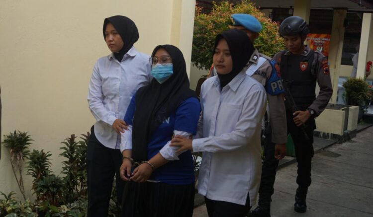 Tersangka berinisial FNR (21) seorang perempuan pekerjaan mahasiswa warga Desa Dawuhan, Kecamatan Padamara Kabupaten Purbalingga