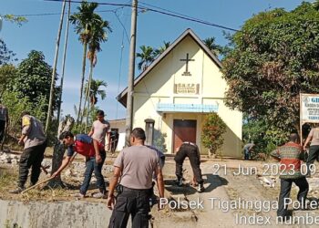 Kapolsek Tigalingga AKP SP. Siringgo- Ringgo, SH bersama Personil melaksanakan kegiatan Bakti Sosial bersih-bersih Rumah ibadah Mesjid dan Gereja di wilayah hukum Polsek dalam rangka menyambut HUT Bhayangkara ke-77 Tahun 2023.