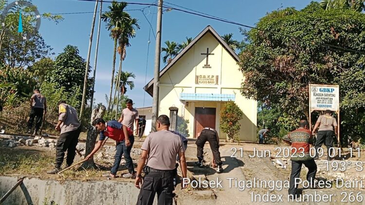 Kapolsek Tigalingga AKP SP. Siringgo- Ringgo, SH bersama Personil melaksanakan kegiatan Bakti Sosial bersih-bersih Rumah ibadah Mesjid dan Gereja di wilayah hukum Polsek dalam rangka menyambut HUT Bhayangkara ke-77 Tahun 2023.