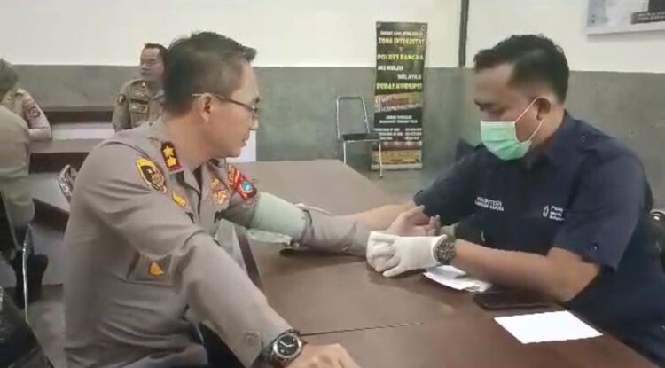 Polres Bangka lakukan kegiatan Bakti Kesehatan Donor Darah dalam rangka memperingati Hari Bhayangkara ke-77 yang tepatnya diperingati pada 1 Juli 2023 mendatang. Selasa (20/6/2023).