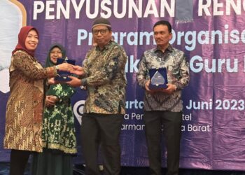 Penghargaan dari Pengurus Pusat Ikatan Guru Indonesia (IGI) yang diserahkan oleh Dirjen GTK Kemendikbudristek Republik Indonesia Prof. Dr. Nunuk Suriani, M.Pd, kepada Kepala Dinas Pendidikan Kabupaten Nagan Raya yang diwakili oleh Kepala Bidang Pembinaan Ketenagaan dan Pembantuan Bapak Bhayu Aji, S.Pd.,M.T.