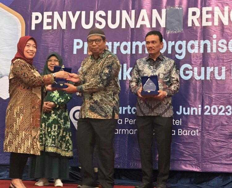 Penghargaan dari Pengurus Pusat Ikatan Guru Indonesia (IGI) yang diserahkan oleh Dirjen GTK Kemendikbudristek Republik Indonesia Prof. Dr. Nunuk Suriani, M.Pd, kepada Kepala Dinas Pendidikan Kabupaten Nagan Raya yang diwakili oleh Kepala Bidang Pembinaan Ketenagaan dan Pembantuan Bapak Bhayu Aji, S.Pd.,M.T.