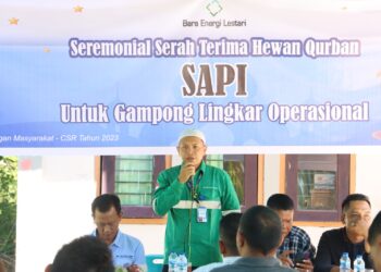 Kepala Teknik Tambang PT Bara Energi Lestari, Rahmad Zahri, saat penyerahan hewan kurban secara simbolis, bertempat Digampong Alue Buloh. Rabu, 21 Juni 2023