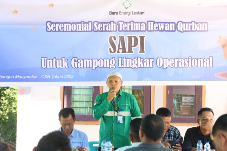 Kepala Teknik Tambang PT Bara Energi Lestari, Rahmad Zahri, saat penyerahan hewan kurban secara simbolis, bertempat Digampong Alue Buloh. Rabu, 21 Juni 2023