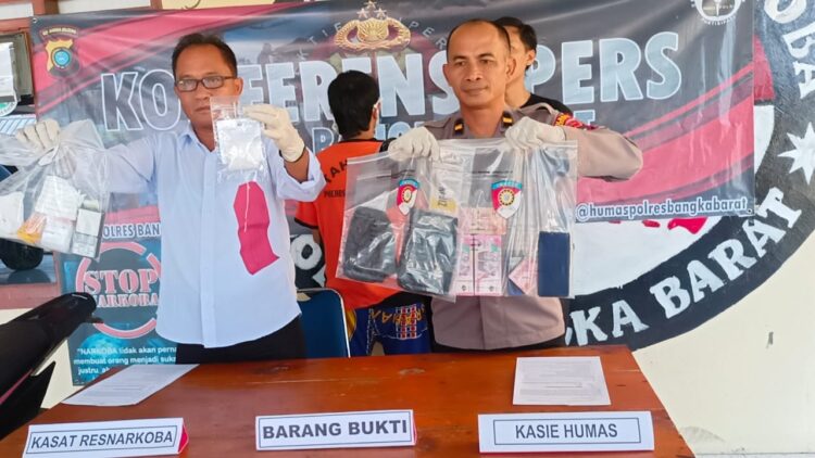 Polres Bangka Barat melaksanakan kegiatan konferensi pers ungkap kasus penyalahgunaan narkoba jenis sabu di depan kantor Sat Resnarkoba. Kamis (22/06/2023).