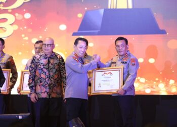Kapolda Sumut Irjen Pol RZ Panca Putra Simanjuntak terima penghargaan Kompolnas Award 2023 predikat terbaik tingkat polda kelompok A yang diberikan langsung Kapolri Jenderal Pol Listyo Sigit Prabowo di The Sultan Hotel & Residence Jakarta, Rabu (21/6). ( Foto Dok/ Polda Sumut)