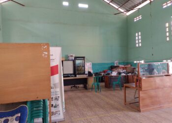 Lapangan Badminton di jadikan Kantor Desa yang begitu Panas pada siang hari sehingga pegawai Desa sampai membuka baju (foto : Mitrapolri.com/RH)