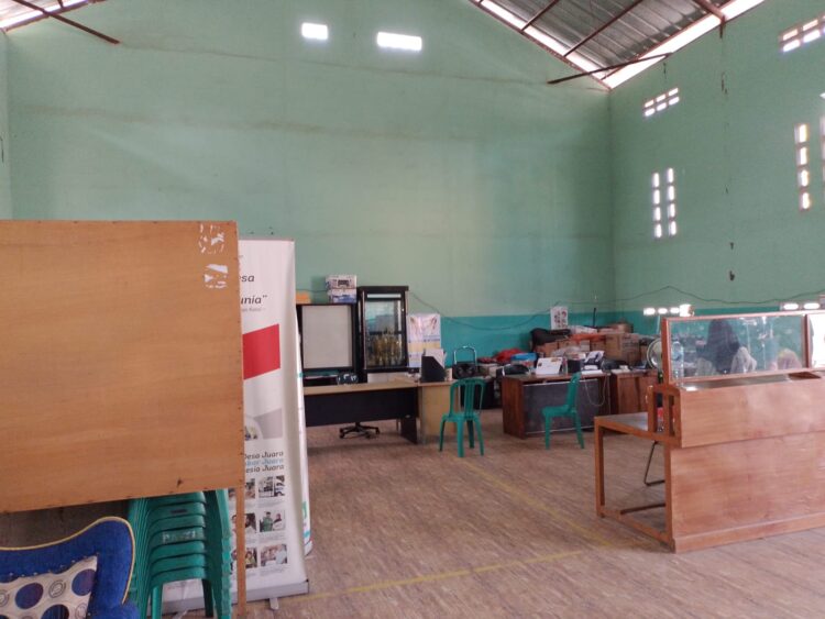 Lapangan Badminton di jadikan Kantor Desa yang begitu Panas pada siang hari sehingga pegawai Desa sampai membuka baju (foto : Mitrapolri.com/RH)