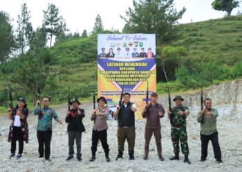 Polres Samosir bersama Forkominda Gelar kegiatan Latihan Menembak di Lapangan GOR Pemkab Samosir Desa Huta Namora Kecamatan Pangururan Samosir. Kamis (22 Juni 2023)