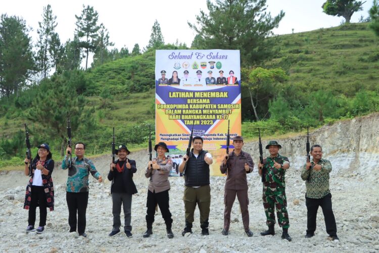 Polres Samosir bersama Forkominda Gelar kegiatan Latihan Menembak di Lapangan GOR Pemkab Samosir Desa Huta Namora Kecamatan Pangururan Samosir. Kamis (22 Juni 2023)