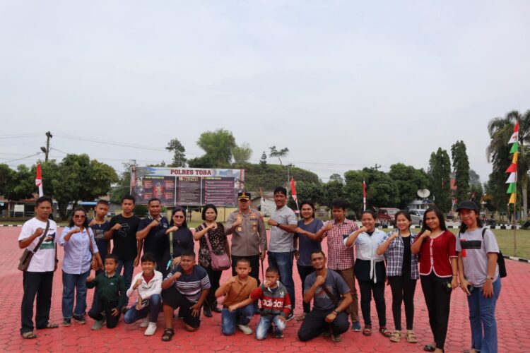 Keberangkatan Pocil Polres Toba di lepas oleh Kapolres Toba AKBP Taufiq Hidayat Thayeb SH, S.IK di Lapangan Mapolres Toba, Jumat (23/06/2023).