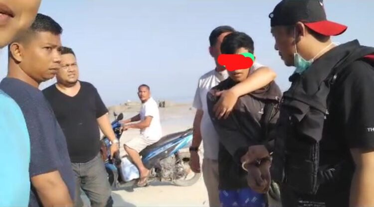 Peaku berinisial RYI alias HM (28 Tahun) seorang Pedagang yang beralamat di Desa Suka Baru Kec. Bunga Mayang Kab. OKU Timur yang sedang berada di pesisir pantai di Dusun penganak Desa Air gantang Kec. Parit tiga Kab Bangka Barat.