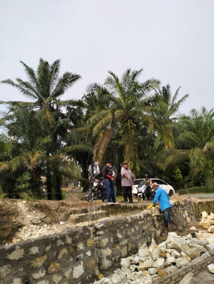 Pelebaran bahu jalan sepanjang 18 meter dengan lebar 2.5 m menggunakan biaya pribadi seorang Pengusaha muda yang bergerak di bidang jual beli sapi warga desa lobu rampah, kecamatan marbau, kabupaten labuhanbatu utara