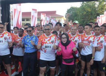 Pelepasan peserta lomba lari dilakukan oleh Kapolda Sulut Irjen Pol Setyo Budiyanto didampingi Ketua Pengurus Daerah Bhayangkari Sulut Ny. Henny Setyobudi