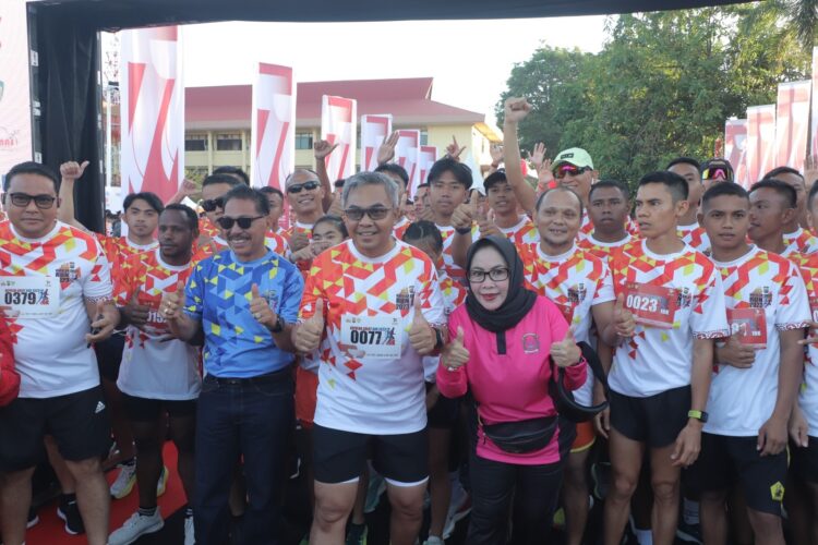 Pelepasan peserta lomba lari dilakukan oleh Kapolda Sulut Irjen Pol Setyo Budiyanto didampingi Ketua Pengurus Daerah Bhayangkari Sulut Ny. Henny Setyobudi