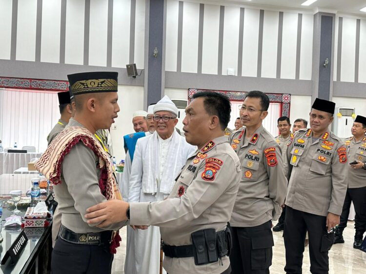 Kapolda Sumut, Irjen Pol RZ Panca Putra Simanjuntak mengucapkan selamat kepada Briptu Abdul Malik Munte yang meraih juara I perlombaan Da’i Babinkamtibmas tingkat Polda Sumut, Sabtu (24/6/2023). (Foto Dok/ Polda Sumut)