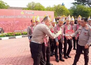 Personil sat lantas polres Dairi dapat meraih juara II dalam kegiatan senam lantas, dan sebagai hadiah tersebut di serahkan langsung oleh bapak Kapolda Sumut Drs. Irjen Pol Panca Putra Simanjuntak, MSi