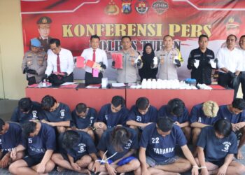 Kapolres Tuban AKBP Suryono, S.H., S.I.K., M.H., menjelaskan kasus yang berhasil diungkap jajarannya didominasi obat-obatan terlarang kategori golongan III dalam undang-undang Narkotika yakni pil LL.
