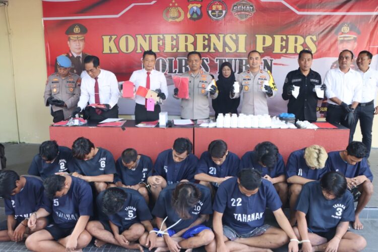 Kapolres Tuban AKBP Suryono, S.H., S.I.K., M.H., menjelaskan kasus yang berhasil diungkap jajarannya didominasi obat-obatan terlarang kategori golongan III dalam undang-undang Narkotika yakni pil LL.
