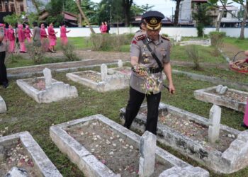 Kapolresta Deliserdang Kombes Pol Irsan Sinuhaji SIK MH tabur bunga ke Taman Makam Pahlawan Lubukpakam dalam rangka nenyambut HUT ke-77 Bhayangkara, Senin (26/6/2023). (Foto Dok/ Polresta DS)