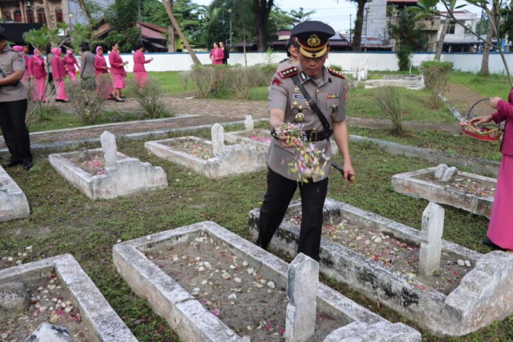 Kapolresta Deliserdang Kombes Pol Irsan Sinuhaji SIK MH tabur bunga ke Taman Makam Pahlawan Lubukpakam dalam rangka nenyambut HUT ke-77 Bhayangkara, Senin (26/6/2023). (Foto Dok/ Polresta DS)