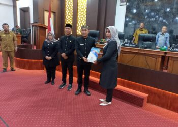 Ketua DPRK Nagan Raya Jonniadi, SE menyerahkan Rekomendasi Tim Pansus LKPJ Bupati tahun 2022 kepada PJ Bupati Nagan Raya Fitriany Farhas