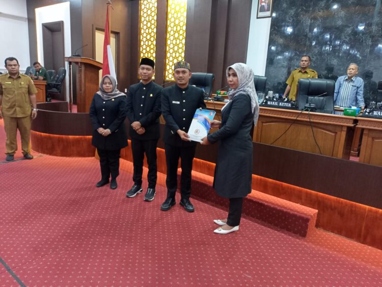 Ketua DPRK Nagan Raya Jonniadi, SE menyerahkan Rekomendasi Tim Pansus LKPJ Bupati tahun 2022 kepada PJ Bupati Nagan Raya Fitriany Farhas