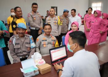 Kapolres Tuban AKBP Suryono, S.H., S.I.K., M.H., saat ambil bagian dalam kegiatan Donor darah