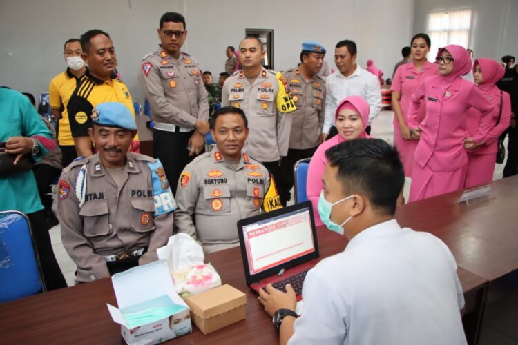 Kapolres Tuban AKBP Suryono, S.H., S.I.K., M.H., saat ambil bagian dalam kegiatan Donor darah