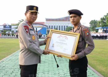 Kapolda Kep. Bangka Belitung Irjen Pol Drs. Yan Sultra I, S.H. Pimpin Apel Pagi Personil Polda Kep. Babel dilanjutkan dengan Penyerahan Piagam Kompolnas Awards
