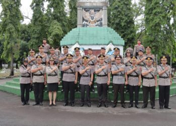 Kapolres Pematangsiantar AKBP Fernando SH S.I.K MH pimpin pelaksanaan ziarah ke Taman Makam Pahlawan (TMP) Nagur di Kota Pematangsiantar didampingi oleh Kapolres Simalungun AKBP Ronal F.C Sipayung SH S.I.K MH.