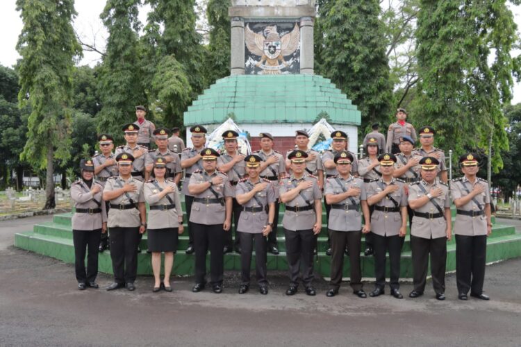 Kapolres Pematangsiantar AKBP Fernando SH S.I.K MH pimpin pelaksanaan ziarah ke Taman Makam Pahlawan (TMP) Nagur di Kota Pematangsiantar didampingi oleh Kapolres Simalungun AKBP Ronal F.C Sipayung SH S.I.K MH.