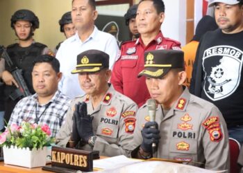 Kapolres Sidrap AKBP Erwin Syah, SIK didampingi oleh Waka Polres Kompol M.Akib, Kabag Ops Kompol Nasri, Kasat Narkoba AKP Arham Gusdiar, Kasat Reskrim AKP Mihalis, dan Kasi Humas AKP Zakariah menggelar konferensi Pers