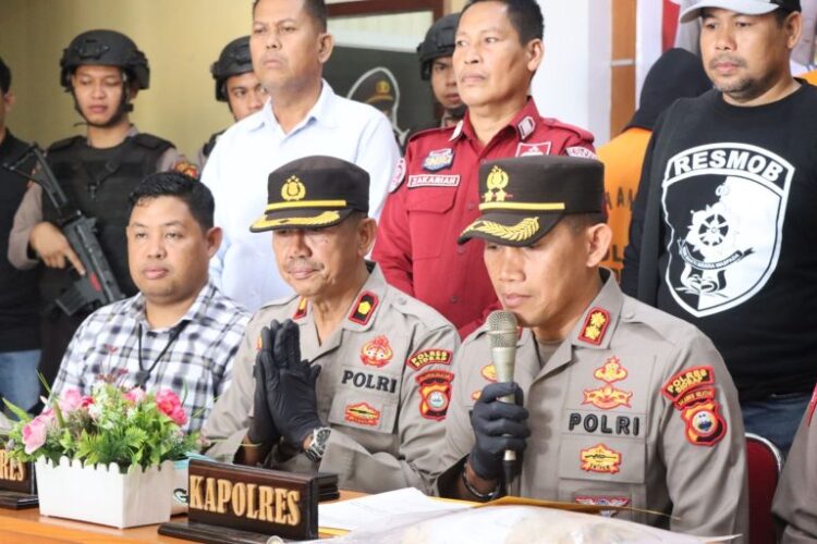 Kapolres Sidrap AKBP Erwin Syah, SIK didampingi oleh Waka Polres Kompol M.Akib, Kabag Ops Kompol Nasri, Kasat Narkoba AKP Arham Gusdiar, Kasat Reskrim AKP Mihalis, dan Kasi Humas AKP Zakariah menggelar konferensi Pers