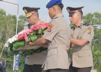 Polda Kep. Babel melaksanakan kegiatan Upacara Tabur Bunga dalam rangka memperingati Hari Bhayangkara ke-77 yang berlangsung di Dermaga Air Anyir Kapal Patroli Dit Polairud, Selasa (27/06/2023), Pagi.