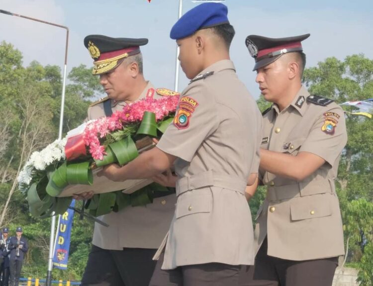 Polda Kep. Babel melaksanakan kegiatan Upacara Tabur Bunga dalam rangka memperingati Hari Bhayangkara ke-77 yang berlangsung di Dermaga Air Anyir Kapal Patroli Dit Polairud, Selasa (27/06/2023), Pagi.
