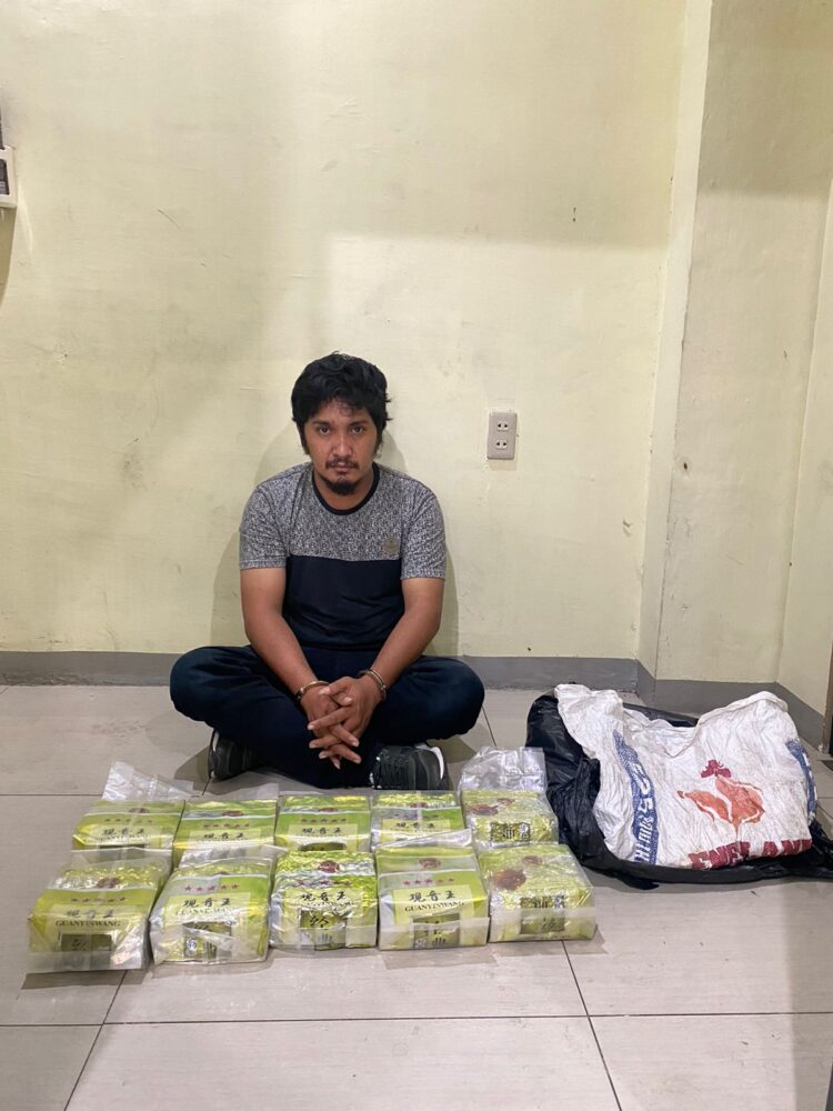 Okvi Rinaldi (30) warga Aceh Besar ditangkap dengan barang bukti narkoba 10 Kg sabu di Jalan Sisingamangaraja, Kecamatan Medan Kota, Senin (26/6/2023). (Foto Dok/Polda Sumut)