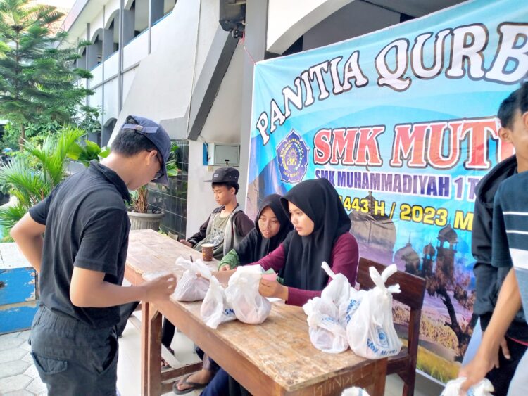 SMK Muhammadiyah 1 Kota Tegal melaksanakan pemotongan hewan qurban. Rabu pagi (28/ 7/23) di lingkungan sekolah