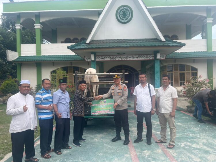 Kapolres Simalungun, AKBP Ronald F.C Sipayung, S.H., S.I.K., M.H., menyerahkan bantuan hewan qurban dalam rangka menyambut hari raya Idul Adha 1444 H/2023 M dan dalam semarak Hari Bhayangkara ke 77.