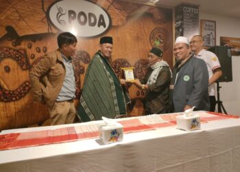 Keluarga Besar Dewan Pimpinan Pusat Gerakan Jaringan Masyarakat Dairi (Gaja Mada) melepas Kapolres Dairi AKBP Wahyudi Rahman ketempat tugas yang baru dengan memberikan ulos mangiring