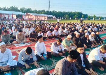 Polda Sumut dan masyarakat melaksanakan Salat Idul Adha di Lapangan Bola Polda Sumut, Kamis (29/6/2023). (Foto Dok/ Polda Sumut)