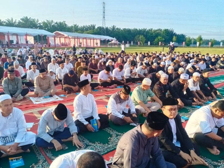 Polda Sumut dan masyarakat melaksanakan Salat Idul Adha di Lapangan Bola Polda Sumut, Kamis (29/6/2023). (Foto Dok/ Polda Sumut)